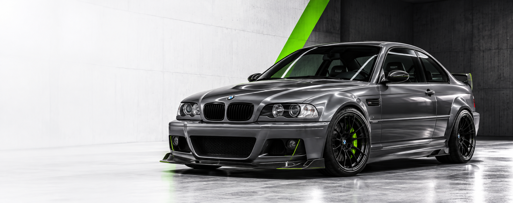 BMW E46 gris con preparación deportiva en un estudio